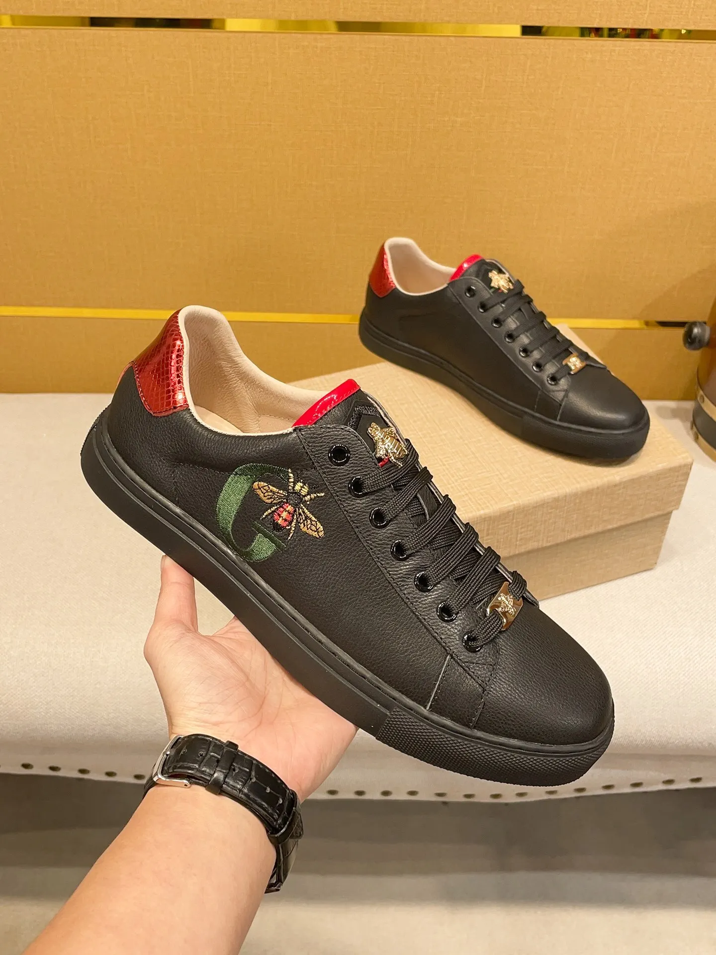 

Мужские кроссовки из натуральной воловьей кожи, на шнуровке