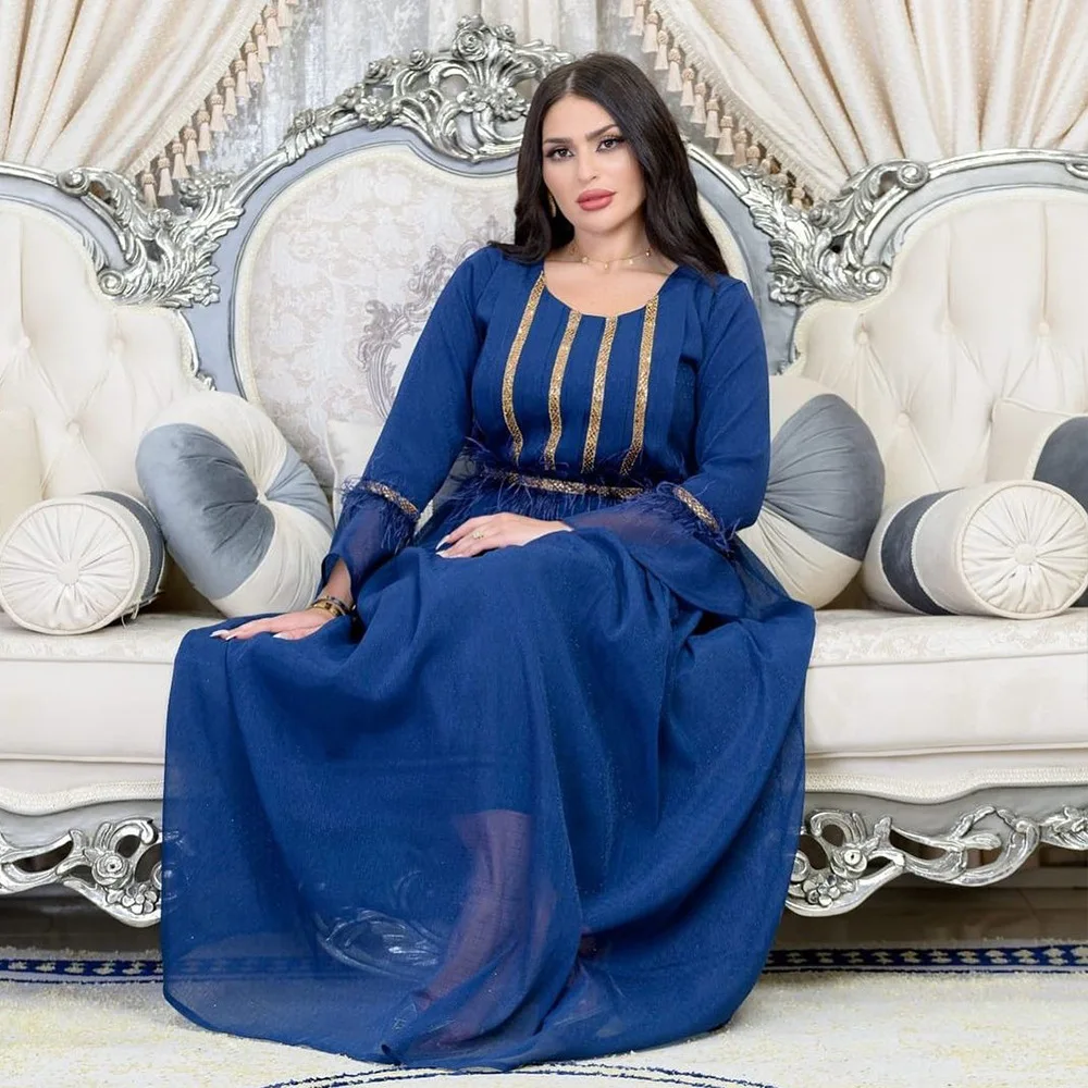 

Женское шифоновое платье с перьями и бриллиантами