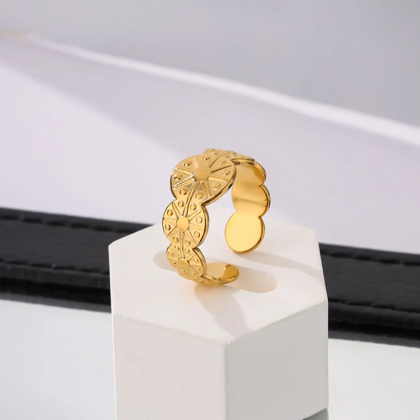 European and American Fashion Stainless Steel Octagon Star Ring Personalized Geometric Round Living Ring for Men and Women