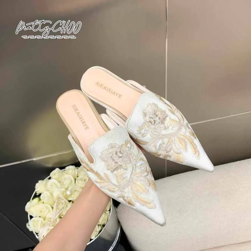 Женские туфли на плоской подошве