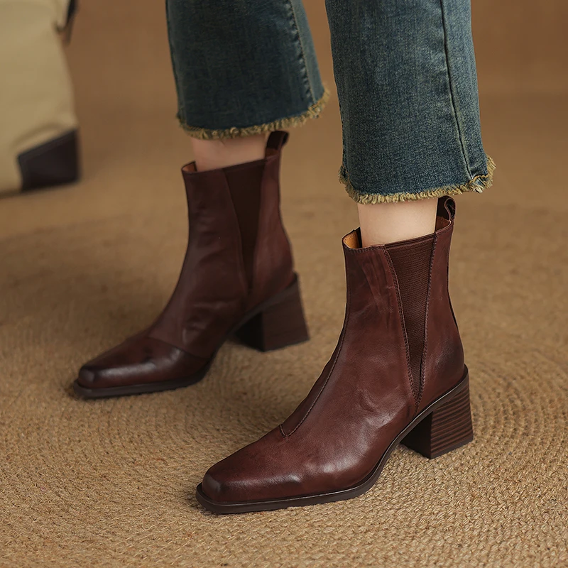 Женские ботильоны из овечьей кожи с круглым носком и заклепками