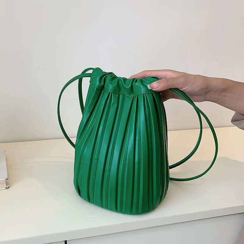 

Женская модная маленькая сумка-ведро со складками из искусственной кожи, дорожные сумки через плечо, женские трендовые сумки и кошельки на ...