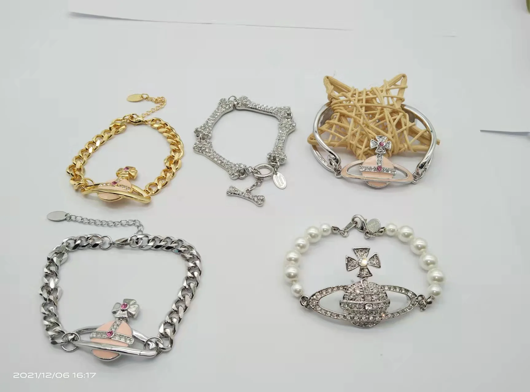 

Classic Luxury Punk Women's Bracelet, Charm Bracelets for Women Small Saturn Personality Ornament