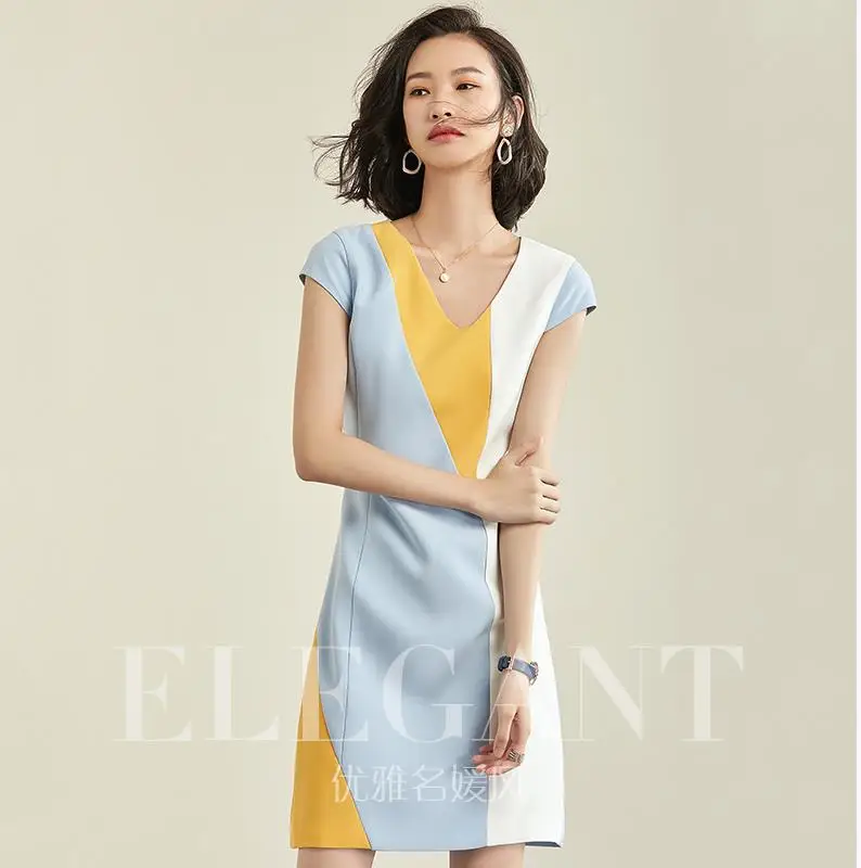 

Платье с V-образным вырезом и юбкой