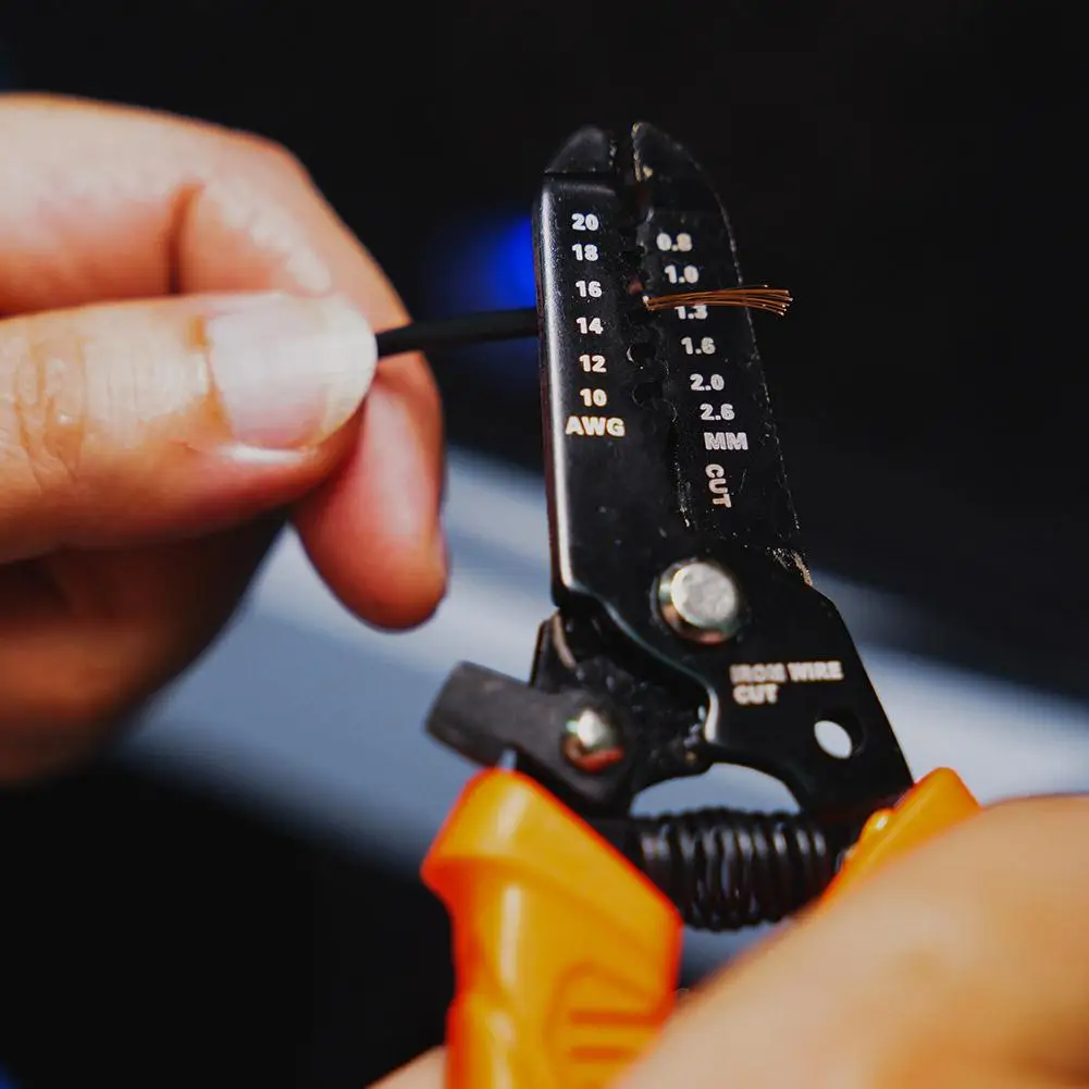 Многофункциональный инструмент для электрических плоскогубцев с функцией