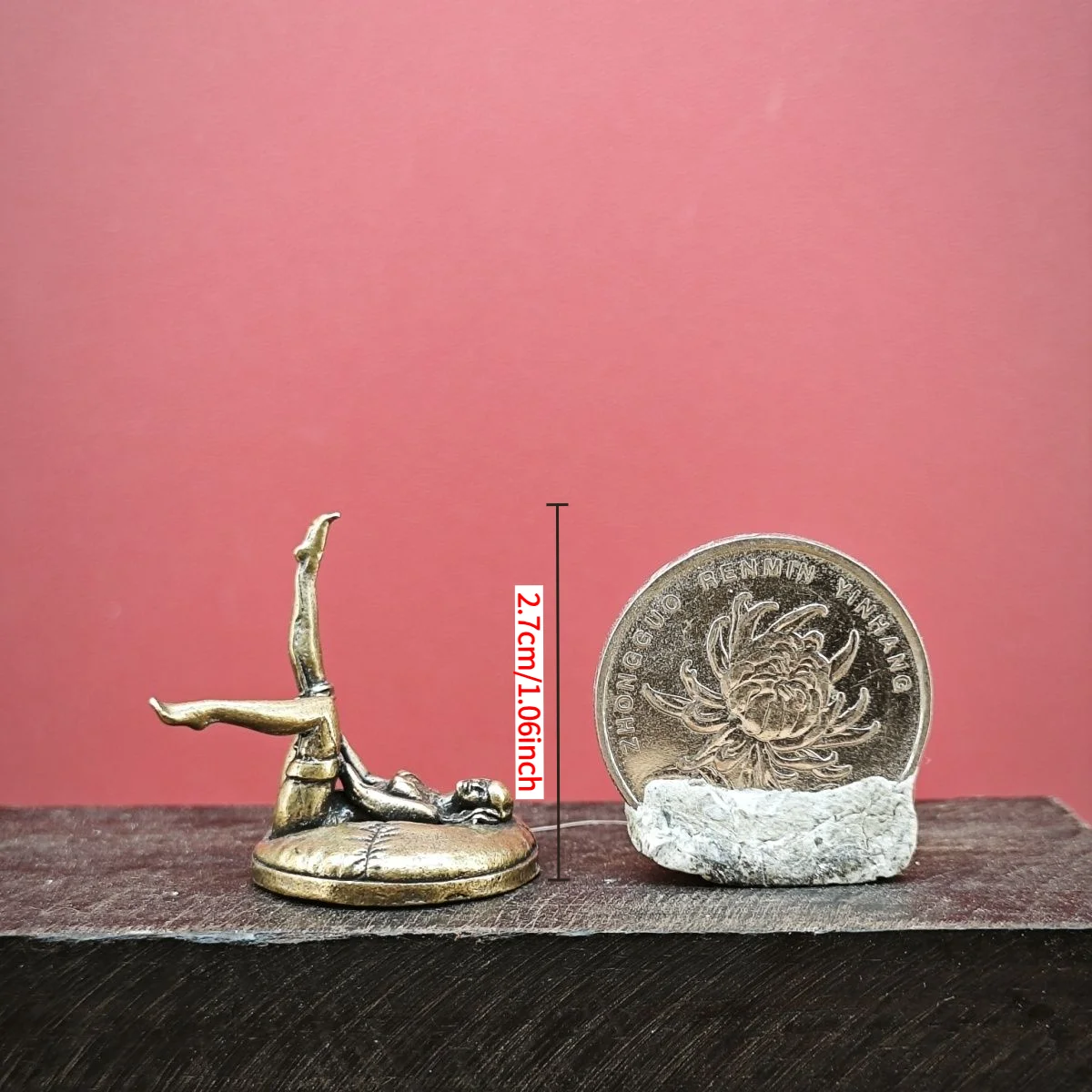 Миниатюрная латунная статуэтка женщины