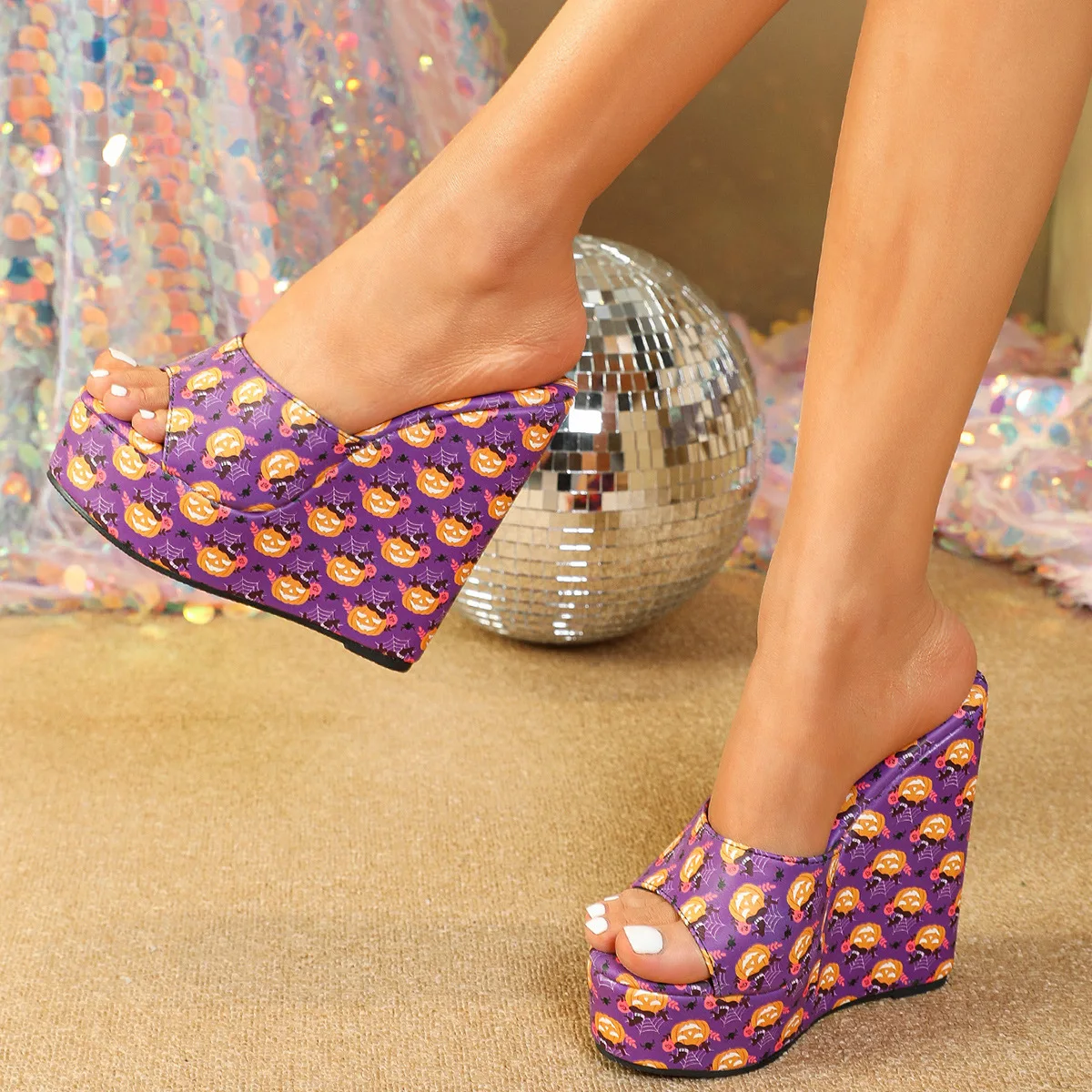 Туфли на платформе с рисунком ботинки открытым носком танкетка граффити хуари