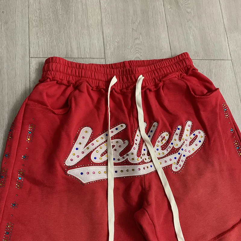 Фото Новинка: Мужские повседневные шорты VALLEY с эластичным поясом, вышивкой стразами и блестящими элементами. Быстрая доставка. №4