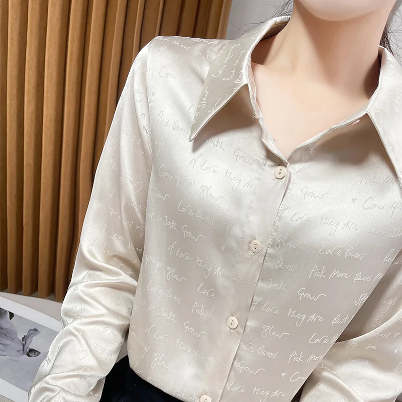 

2023 Spring And Summer New High-Eend Silk Letter Jacquard Shirt Women's Fashion Light Luxury Cardigan Top. Acetate Satin Finish