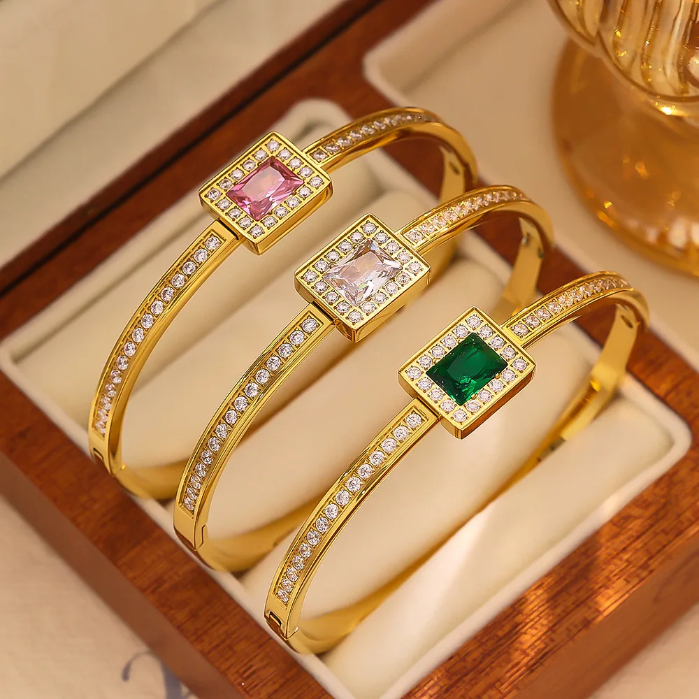 Браслет-манжета женский из титановой стали с фианитами класса ААА и 18-каратным