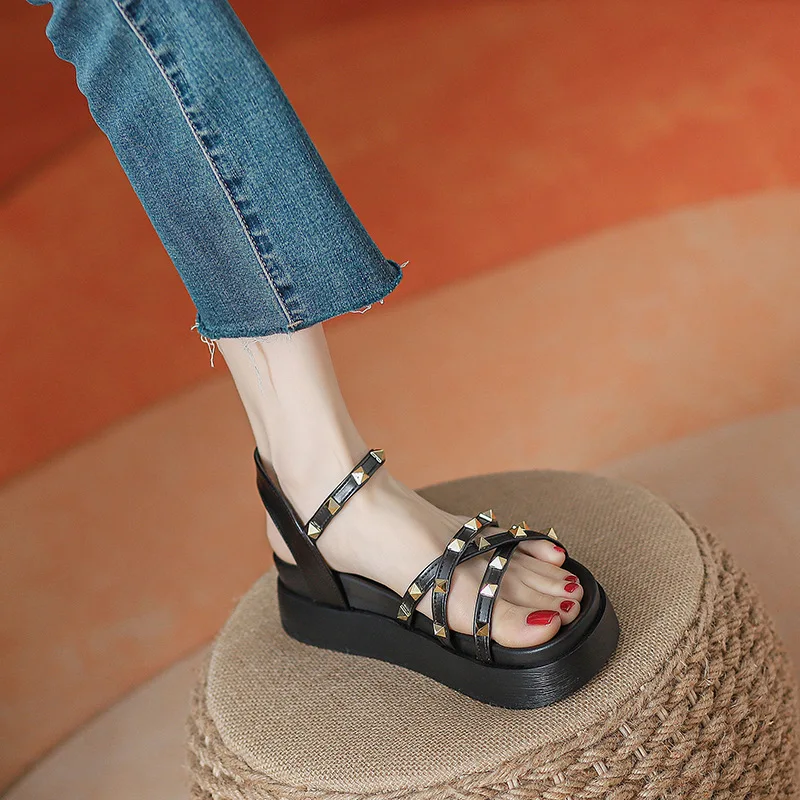 Luxury Designer Sandals Women Summer New Rivet Platform Gladiator Shoes Soft Sole Black Female Chunky Sandals Beach Casual Flats