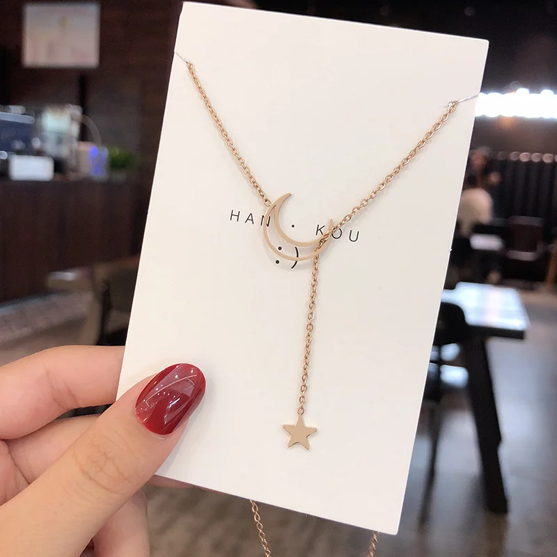 

New fashion necklace female ins leaves cold wind the niche temperament design feeling rose gold pendant chain of clavicle female