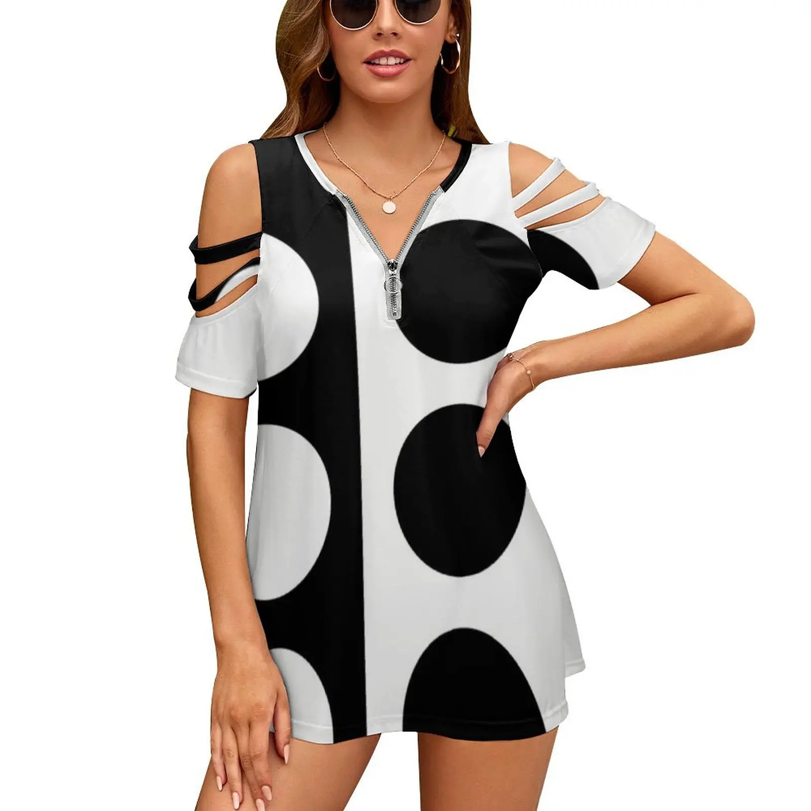 

Черно-белая женская футболка с круглым вырезом и цветочным принтом