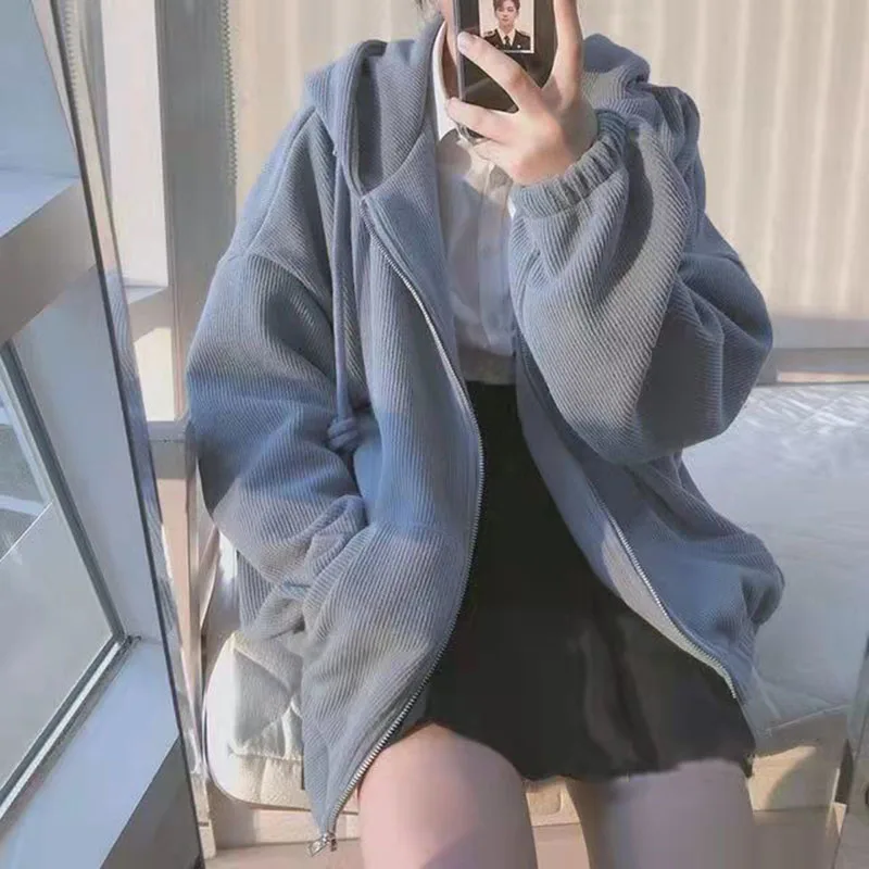 Женская утепленная верхняя одежда на молнии с капюшоном