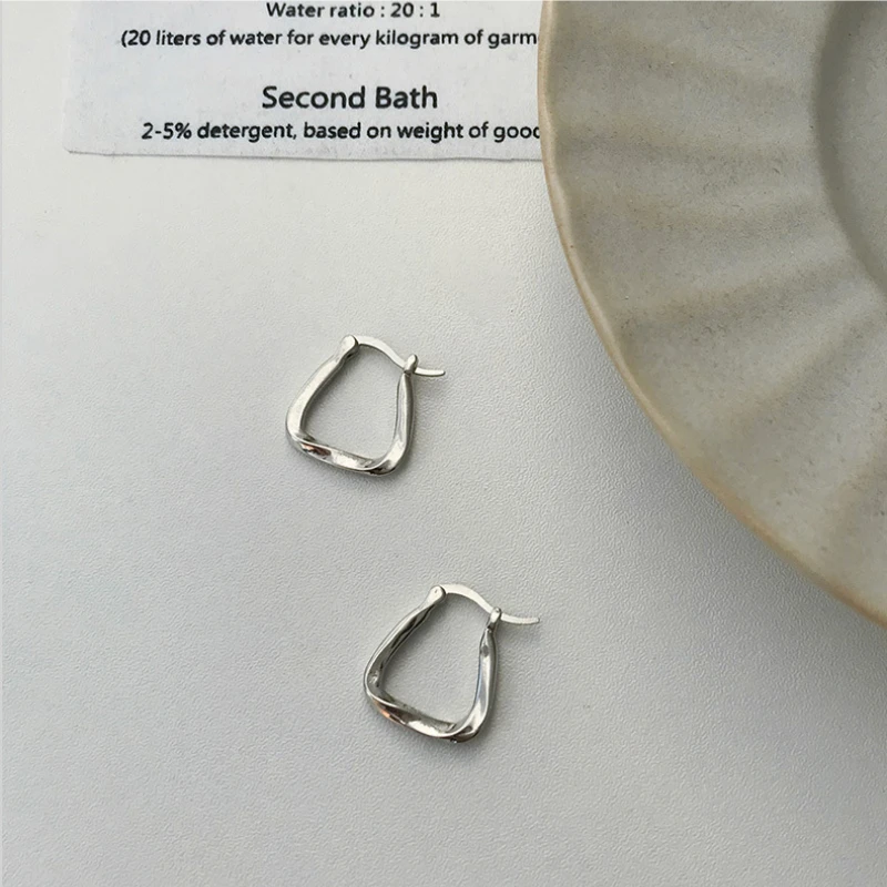 

Женские серьги-кольца серебряного цвета с геометрическим рисунком