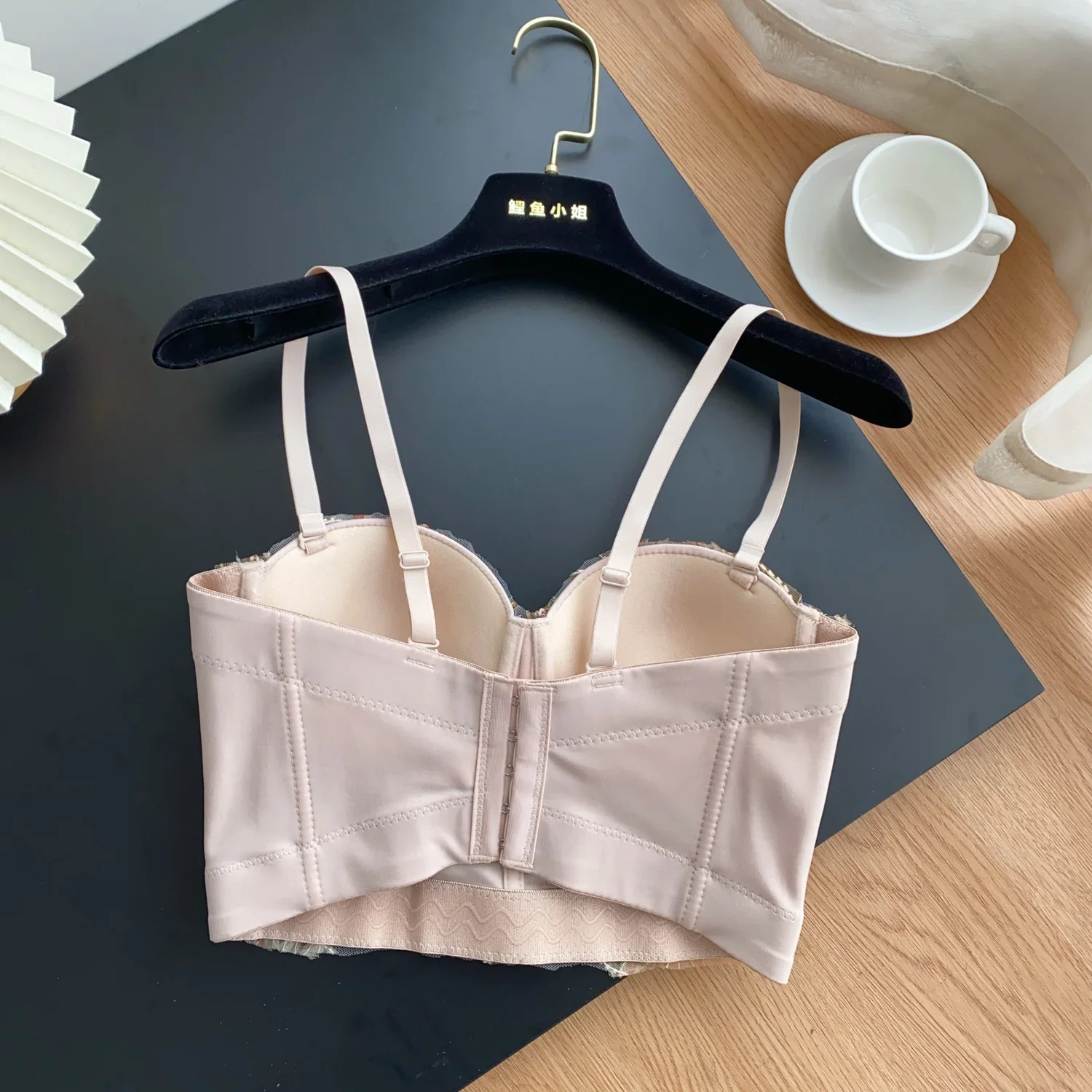 Женский топ без рукавов с открытой спиной и блестками