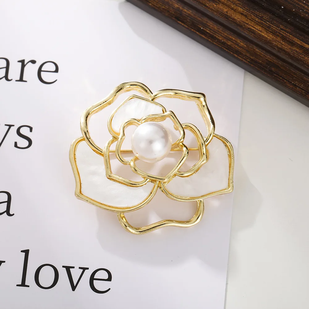 

2023 Newest Brooch Fashion Hollow Out Pearl Camellia Flower Luxury Ethnic Style Pins Summer Luxury Suit Jewelry Accessories