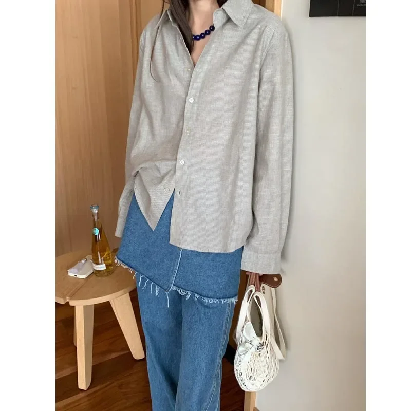 Элегантная полосатая однобортная рубашка свободного кроя с лацканами и длинными