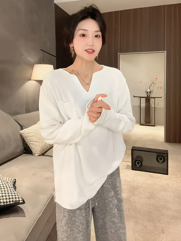 Элегантная свободная белая футболка с длинными рукавами и v-образным вырезом во
