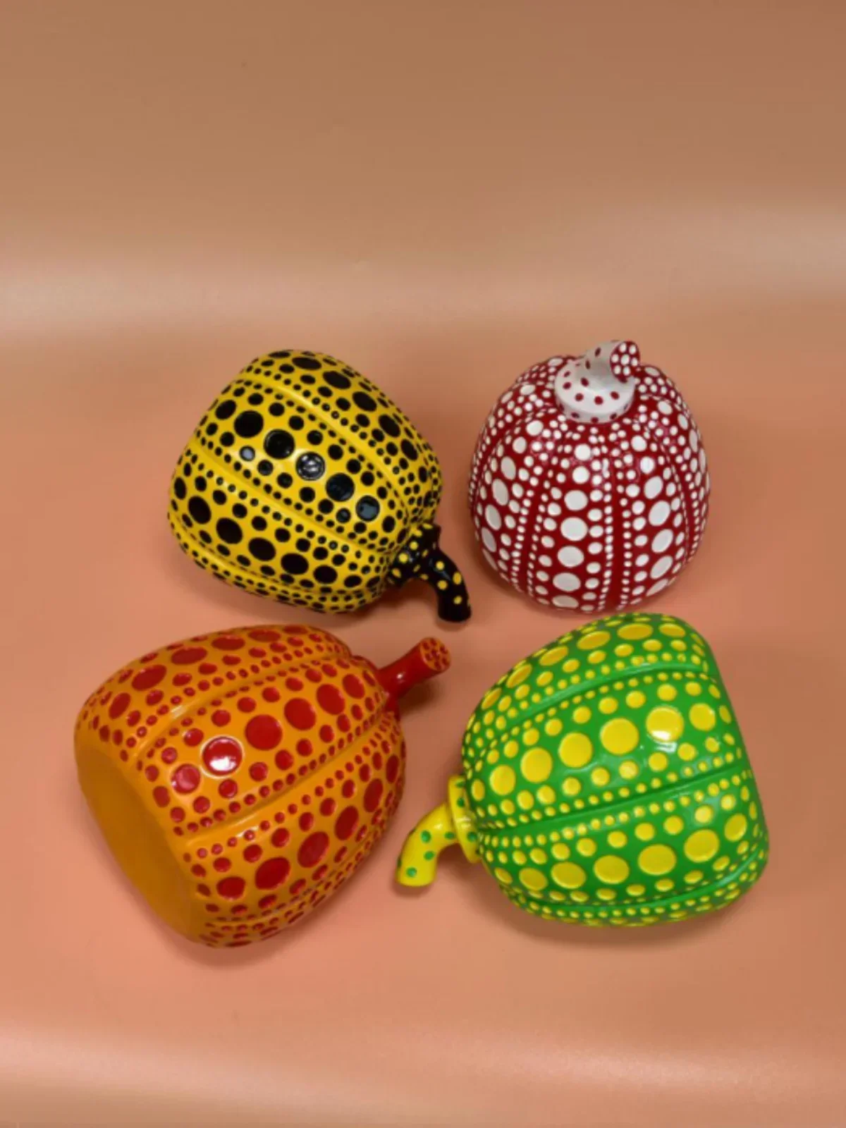 Фото Kusama Yayoi статуя тыквы японское искусство волнистая точка тыквенная скульптура современные изделия из смолы офисный домашний декор интерьера подарки №4
