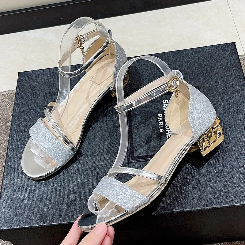 Босоножки с круглым носком на низком каблуке среднего каблука