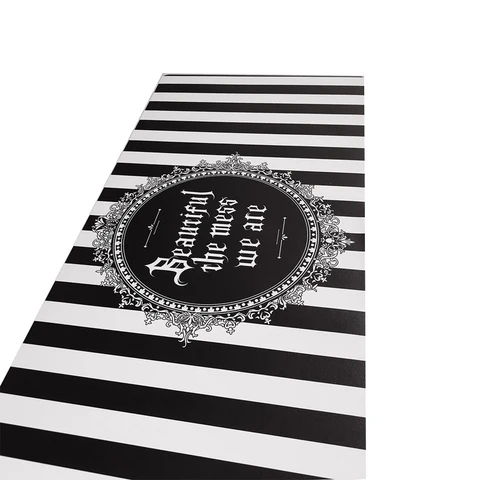 Черно-белый полосатый коврик из искусственной кожи