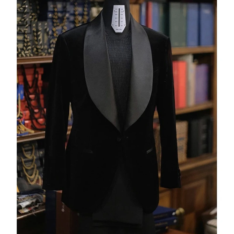 

Мужские костюмы из черного бархата с атласной шалью и отложным воротником, официальные смокинги для жениха, Свадебный приталенный Блейзер для выпускного вечера, 2 шт. (пиджак + брюки)