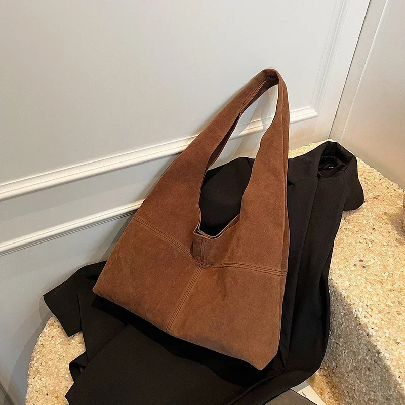 Большая вместительная замшевая сумка в стиле ретро простая для мамы под мышками