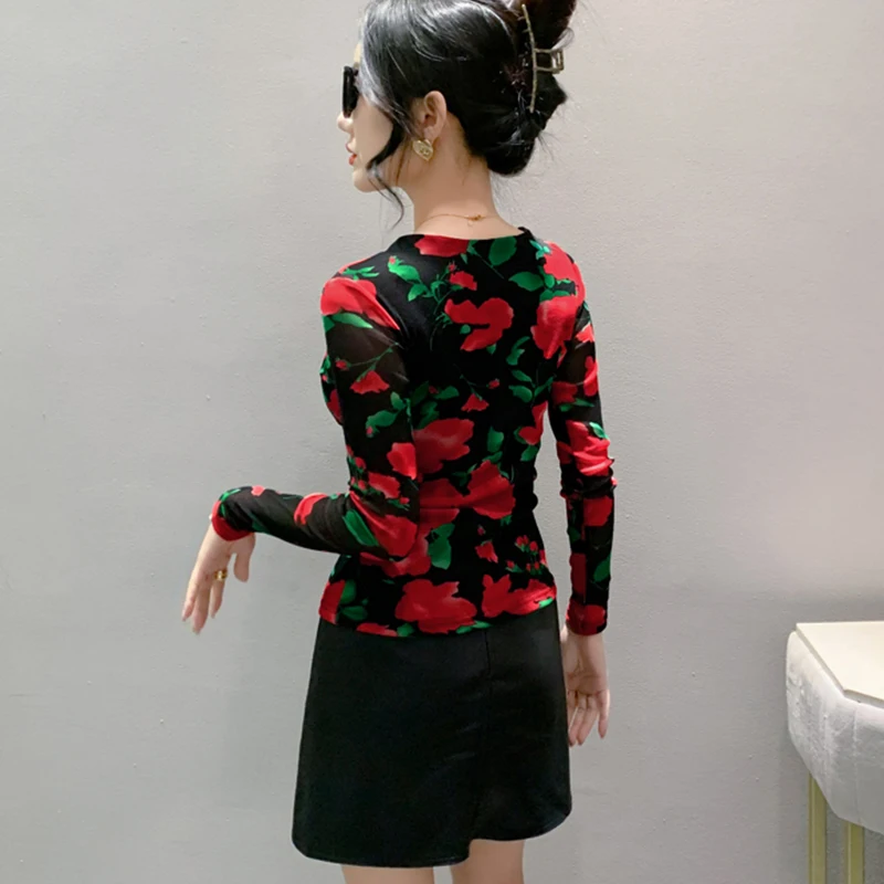 Женская футболка составного кроя черная пикантная с V-образным вырезом и