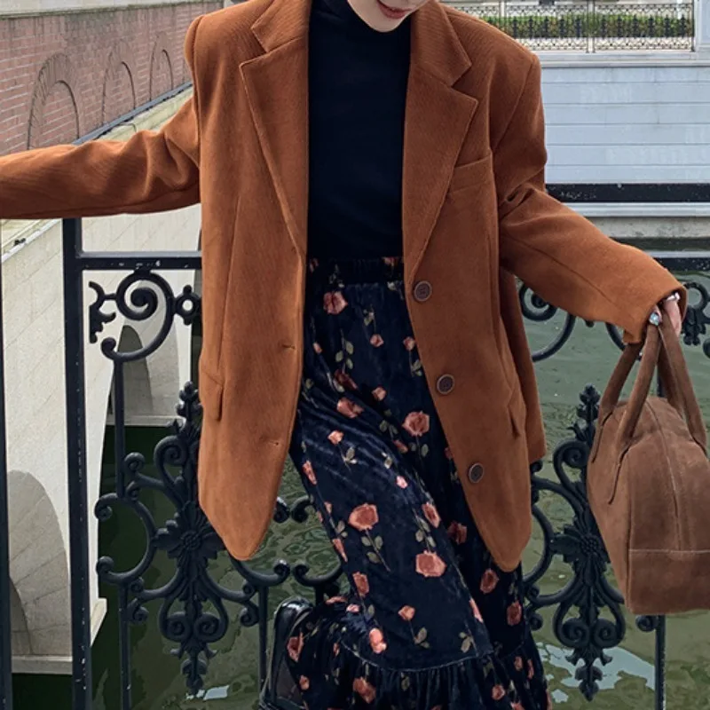 Рисунок 6 - Женский вельветовый пиджак в стиле ретро