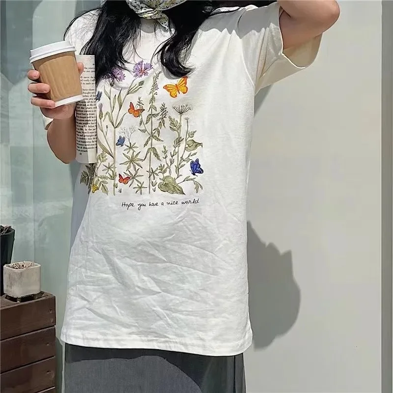 Футболка женская с коротким рукавом и принтом ботанических бабочек |