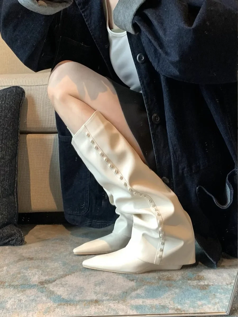 Белые кожаные сапоги с острым носком украшенные жемчугом туфли до колена на