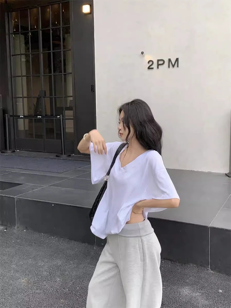 Белая свободная тонкая футболка с v-образным вырезом и коротким рукавом женская