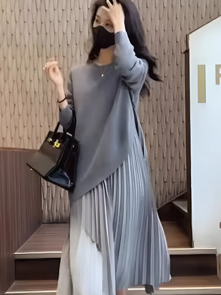 Женское трикотажное платье средней длины