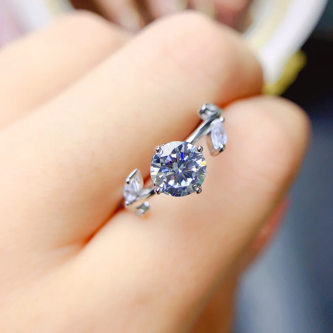 

Женское серебряное кольцо с бриллиантами