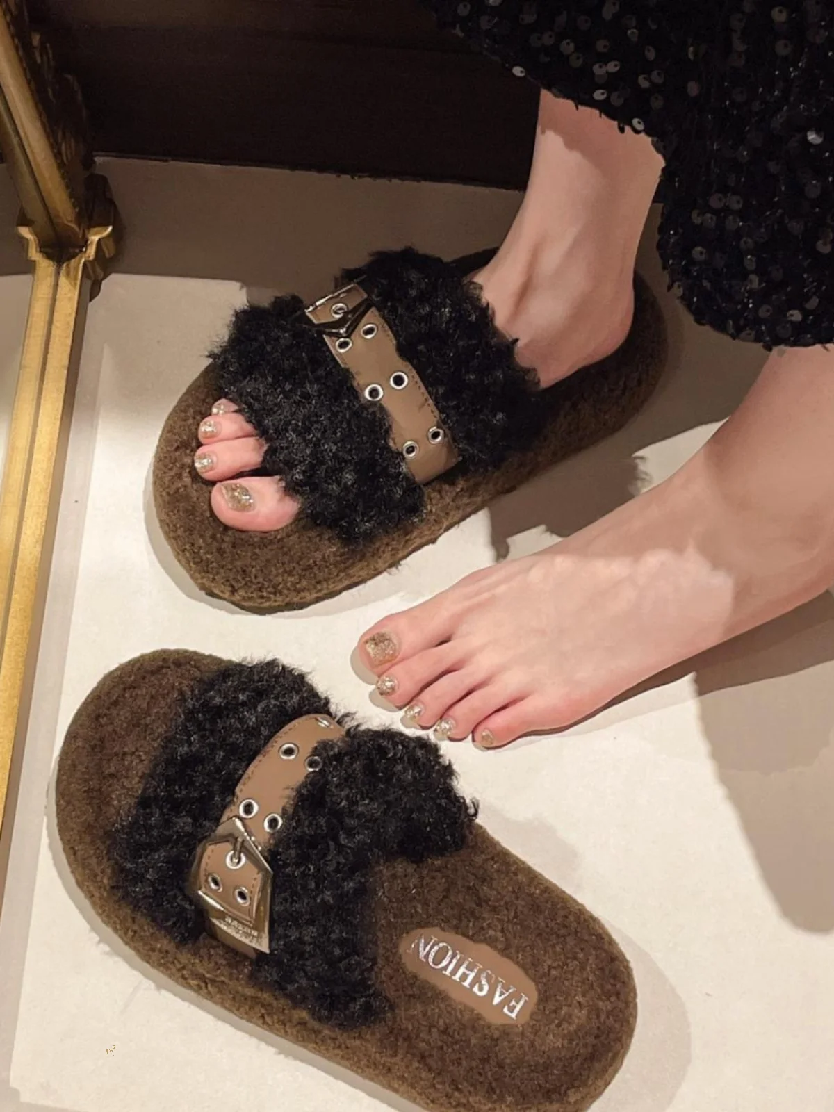 Женская обувь шлепанцы на плоской подошве меховые платформе 2024 плюшевая