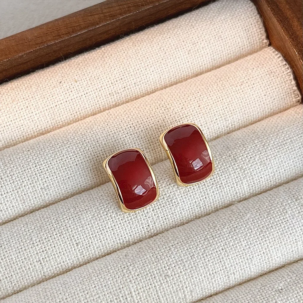 Женские серьги-гвоздики в форме буквы C сладкого красного цвета простая