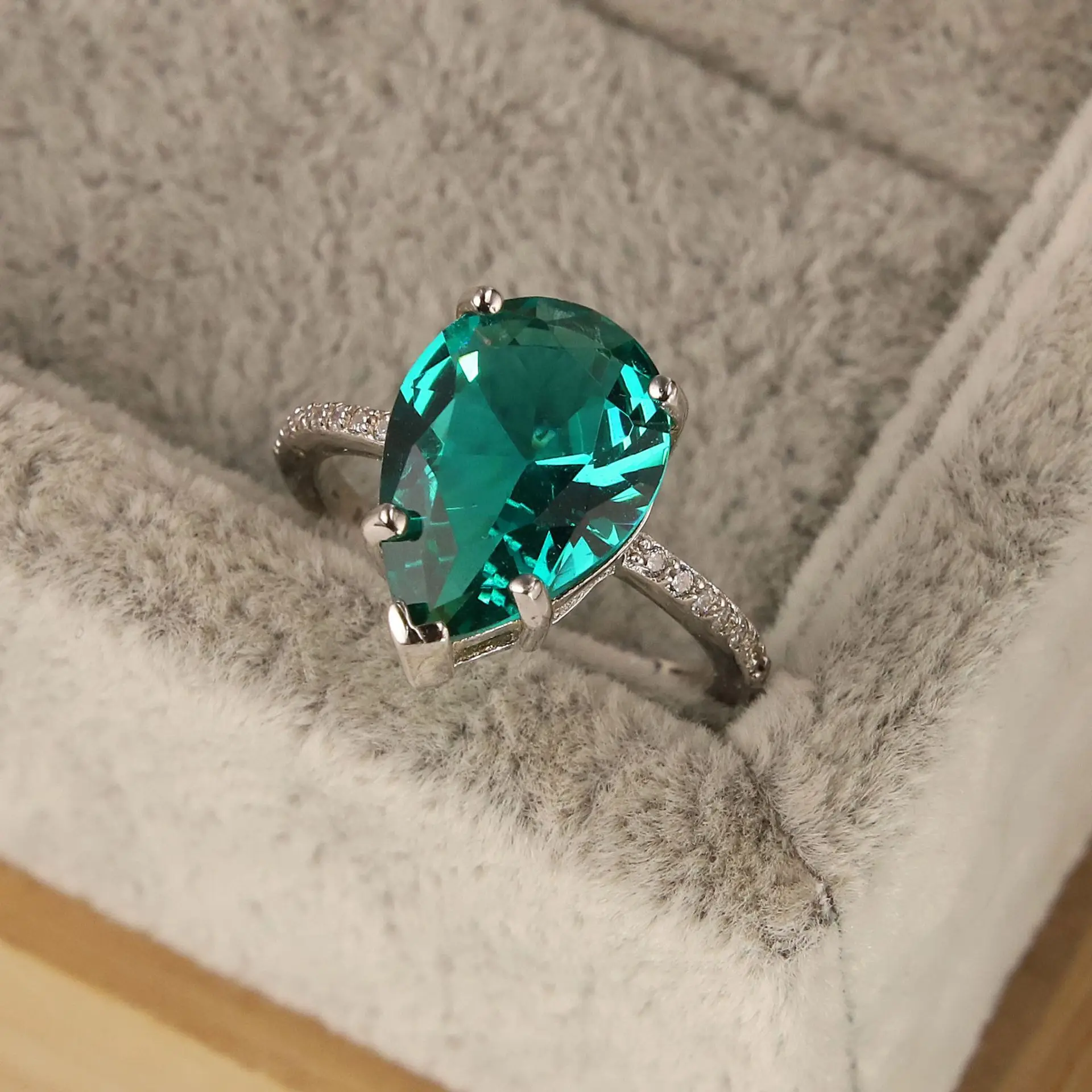 

2023 Fashion New 100%S925 Sterling Silver Emerald Ring with Minimalist Design in Europe and America, Hot selling Women's Ring
