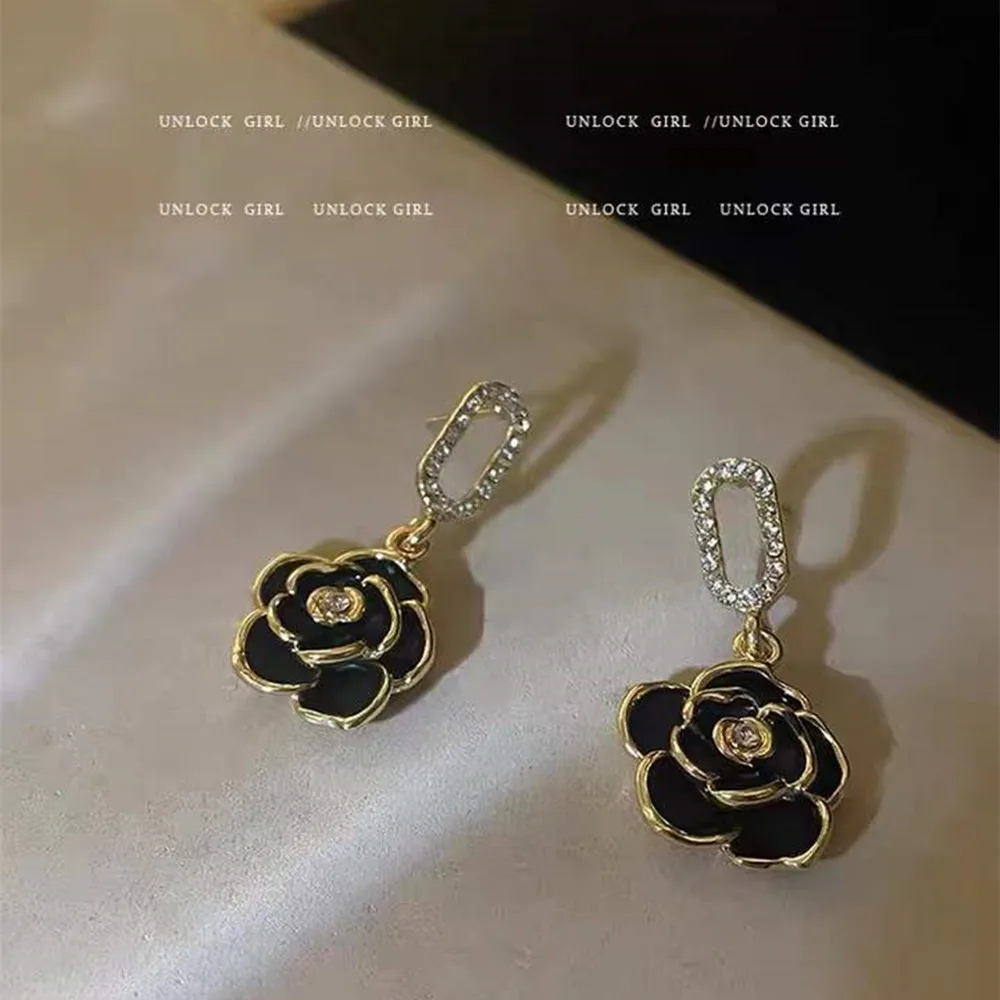 

2022 New French Retro Pearl Inlaid Rhinestone Camellia Earrings Female Simple Temperament Party Earrings Exquisite Jewelry Gifts