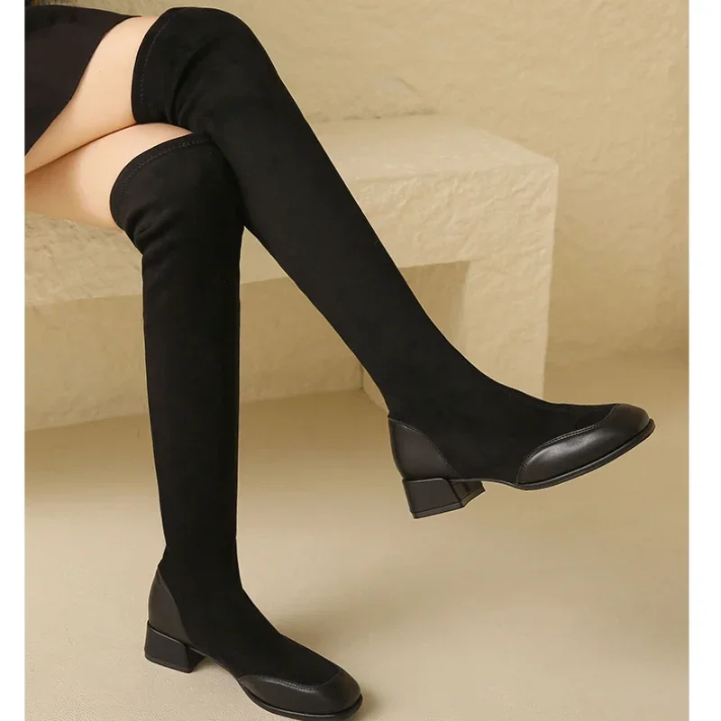 

Женские брендовые сапоги без застежки, зимние однотонные теплые сапоги выше колена из флока с квадратным носком и на массивном каблуке, 2023