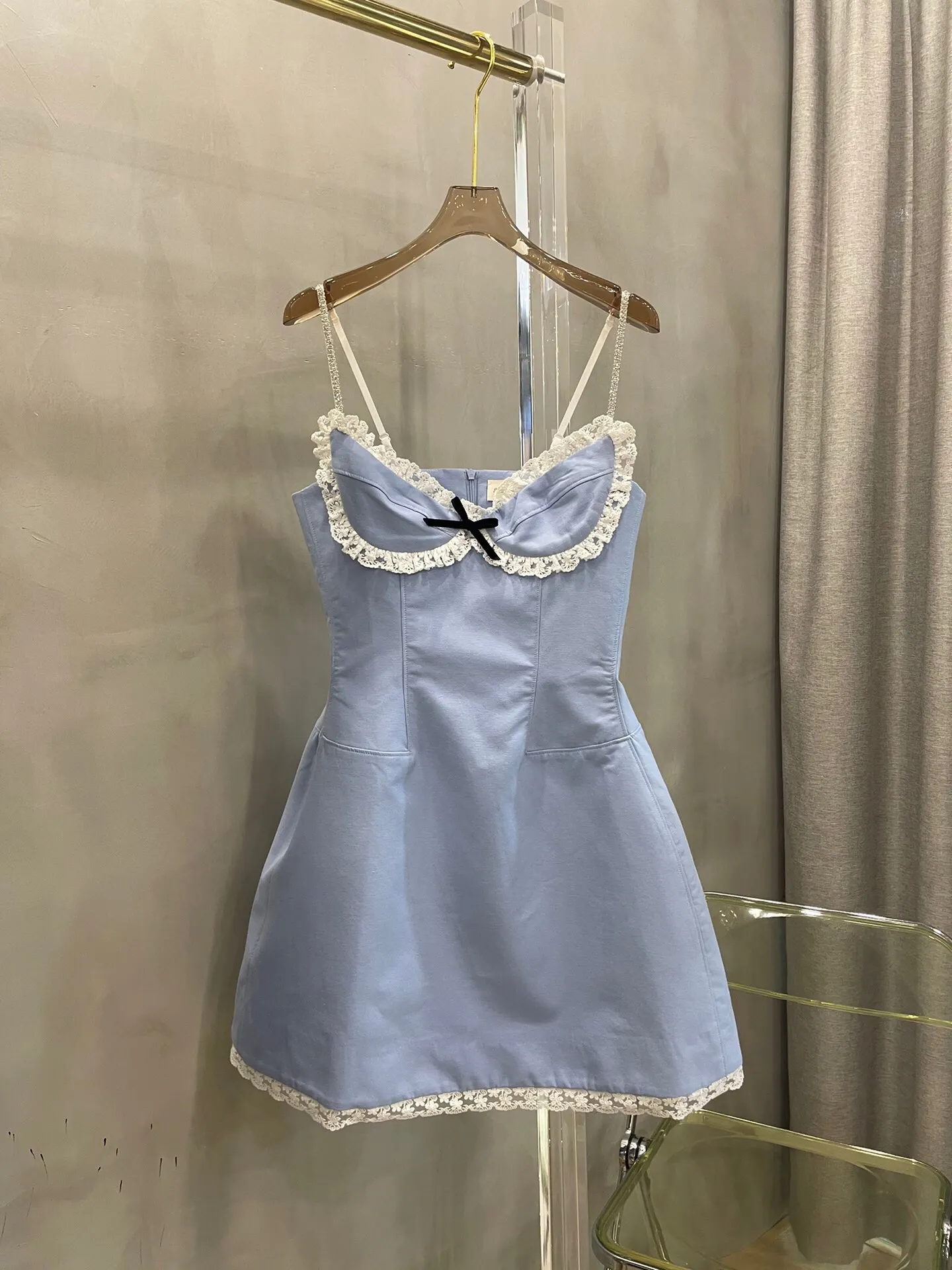 

2023 новое платье светло-голубого цвета с кружевными цветами для подчеркивания линии