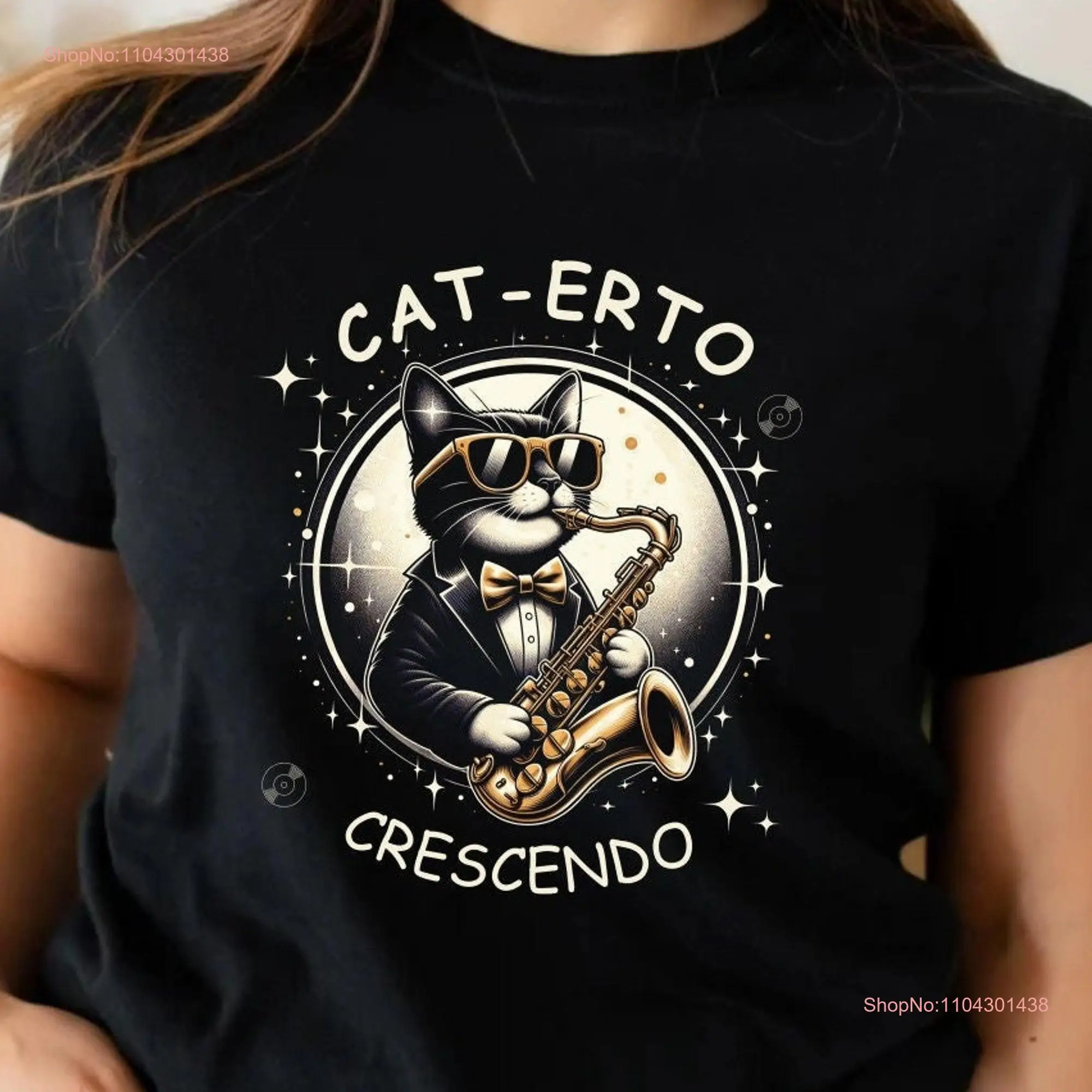 Футболка с изображением кота играющего на саксофоне меломан мирный день 2023