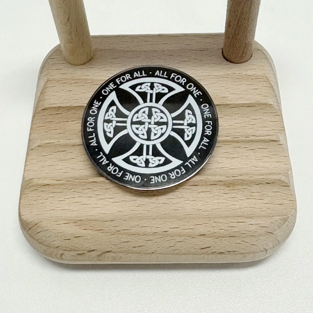 Брошь с логотипом Shaman