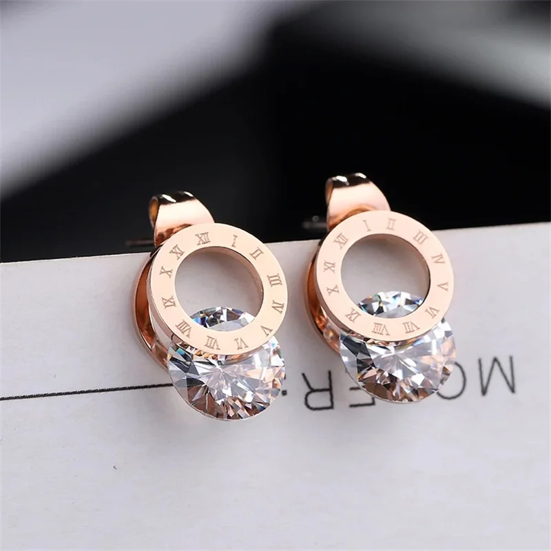 

Fashion New Stainless Steel Zirconia Crystal Stud Earrings for Women Men Jewelry Vintage Roman Numerals Small Earring 2023