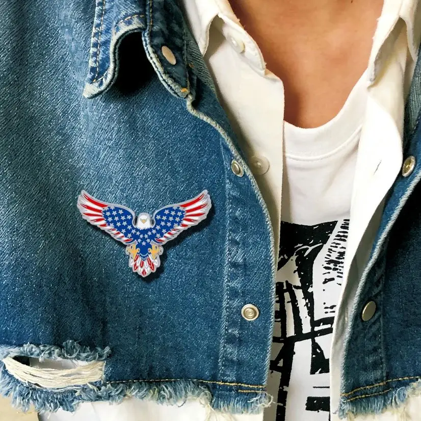 

Патриотическая брошь с американским флагом и орлом
