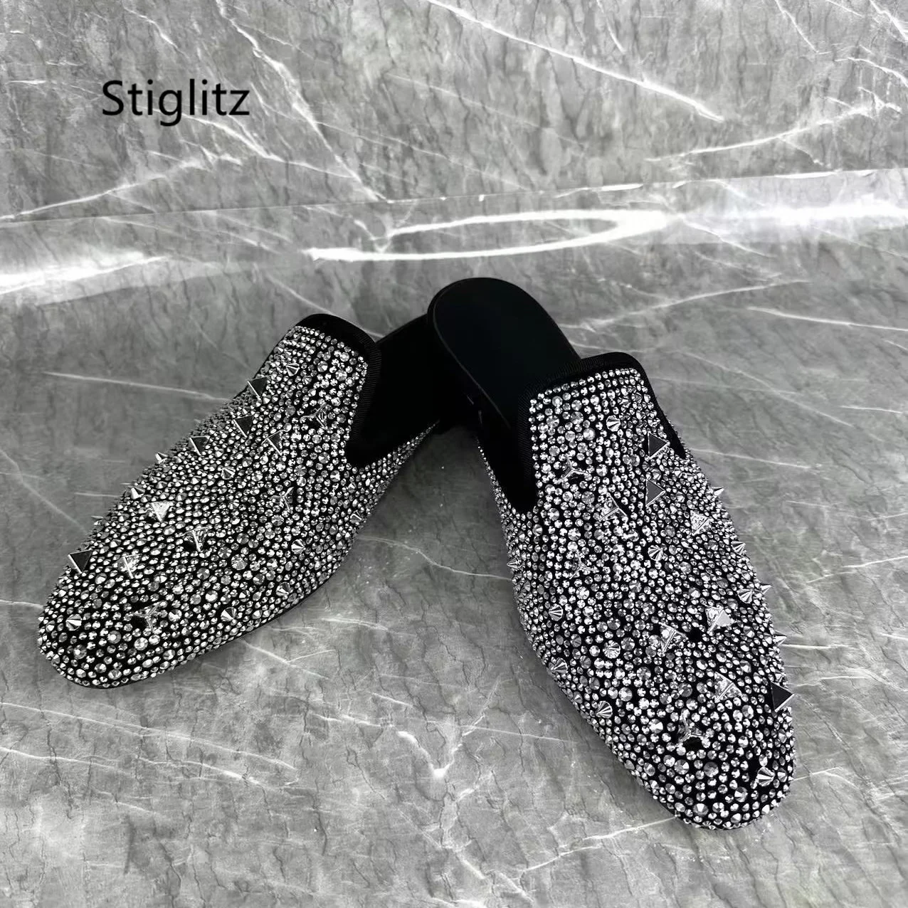 

Серебристые бриллиантовые полуботинки для мужчин, блестящие Повседневные тапочки с заклепками, мужская обувь, роскошный дизайн, плоские снаружи шлепанцы