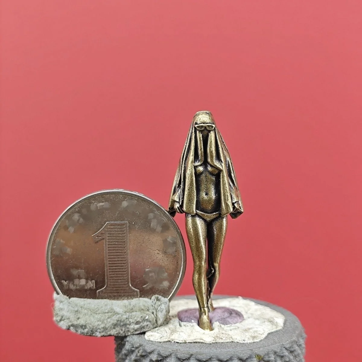 Миниатюрная латунная статуэтка призрака