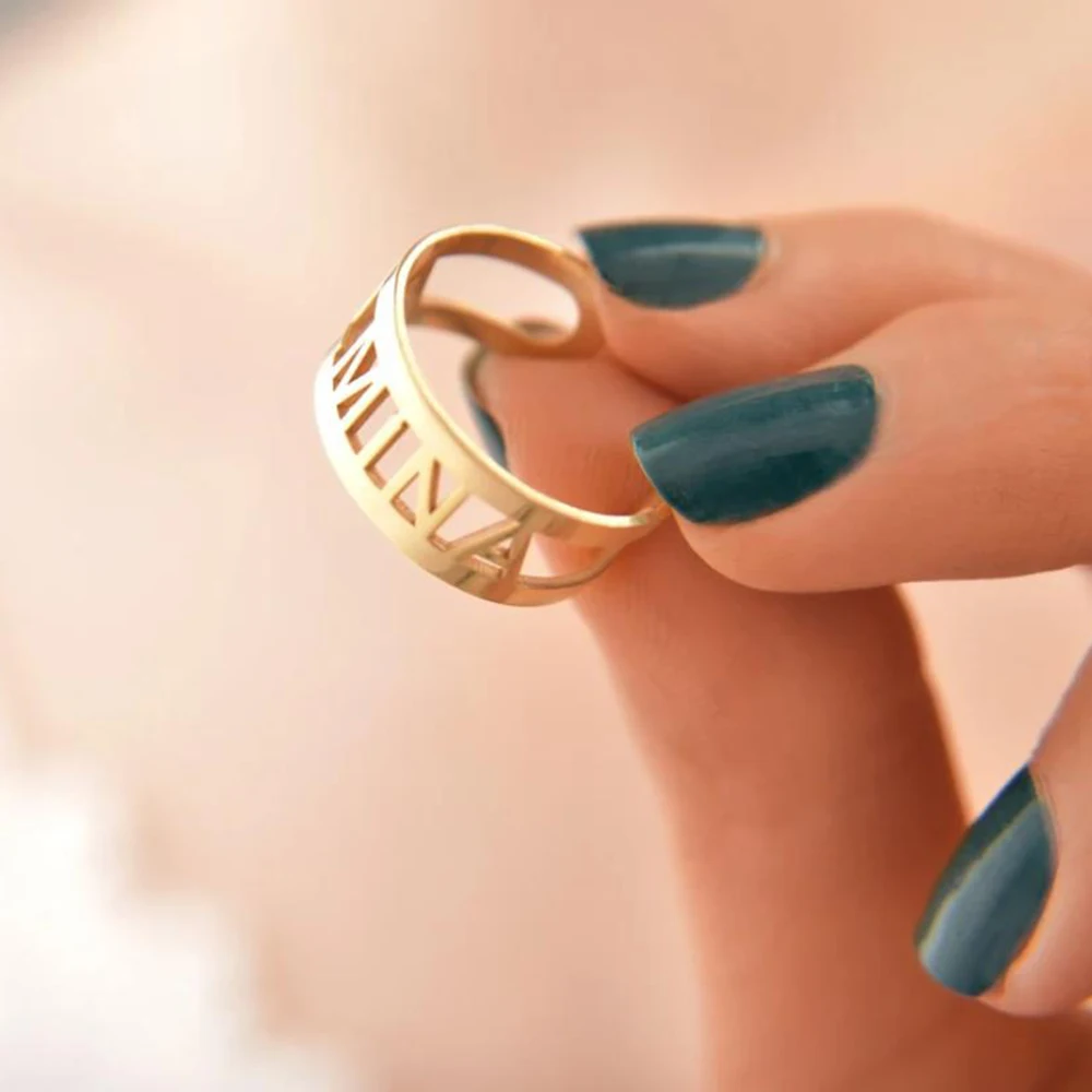 Оригинальное название кольца с буквами может быть сопряжён модными кольцами из