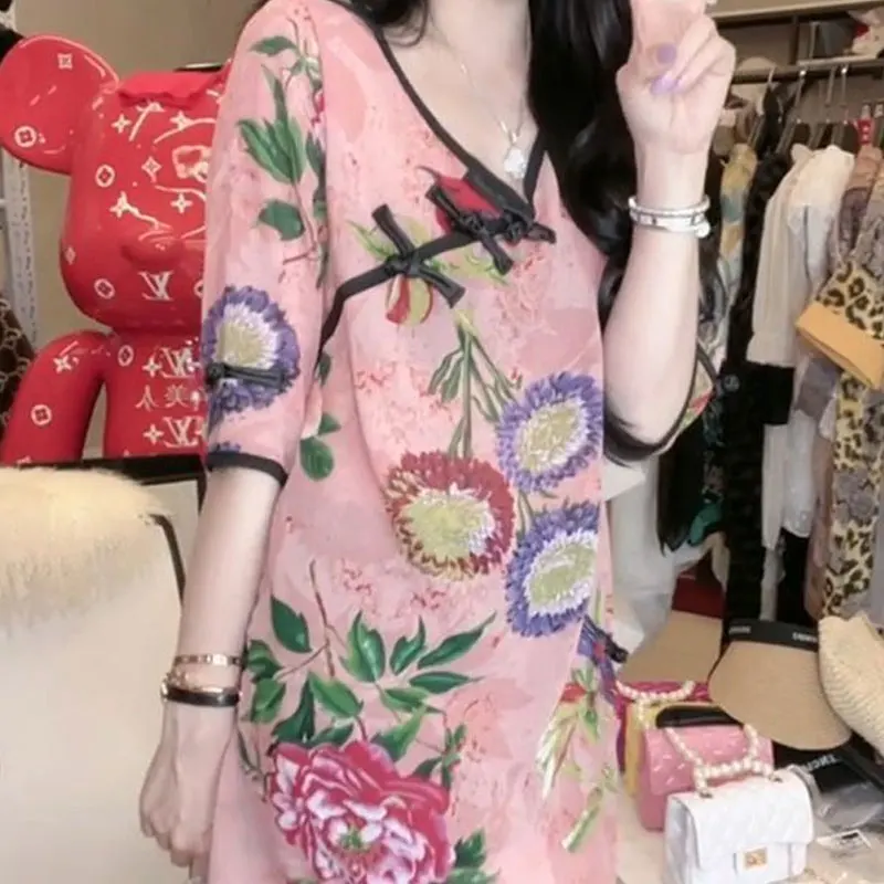 Женская блуза с цветочным принтом V-образным вырезом и полурукавом