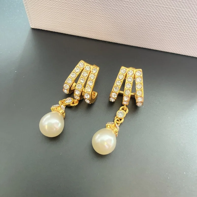 

Женские серьги-гвоздики с жемчугом и цирконием, 6315